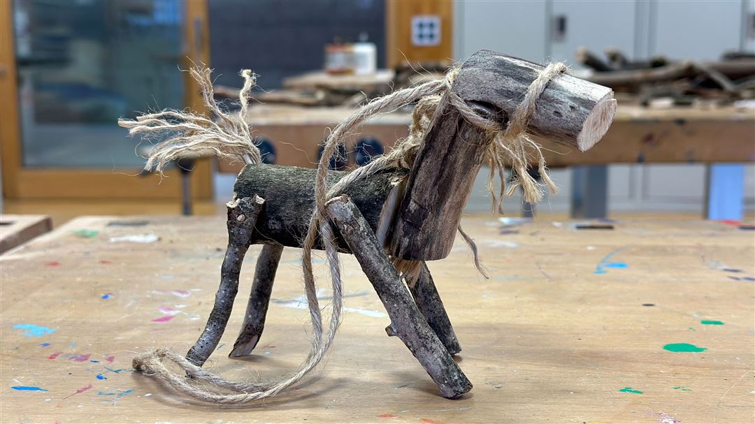 Selbst gebaute Pferdeskulptur aus Ästen und Schnur.
