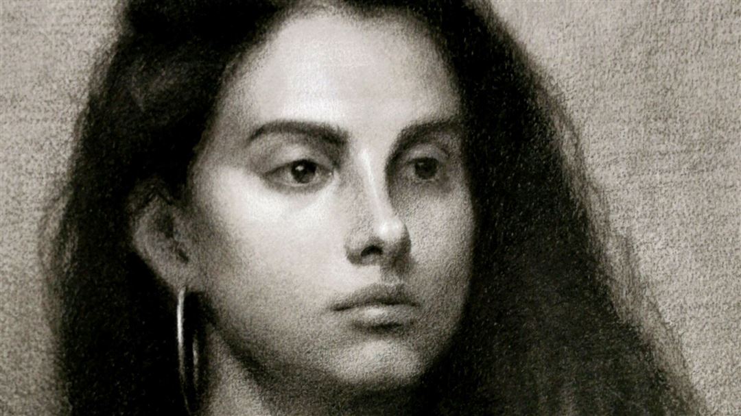 Detailreiches Kohleportraet einer jungen Frau mit langen dunklen Haaren und ernstem Blick.